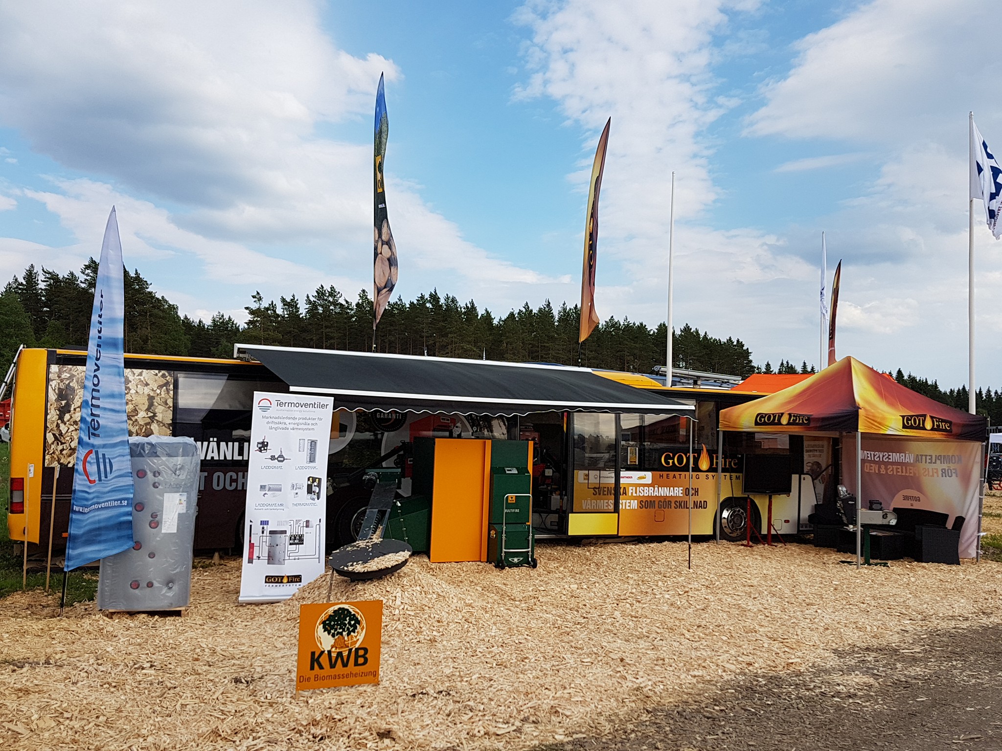 Bild vår utsrällnings buss på elmiawood 2017